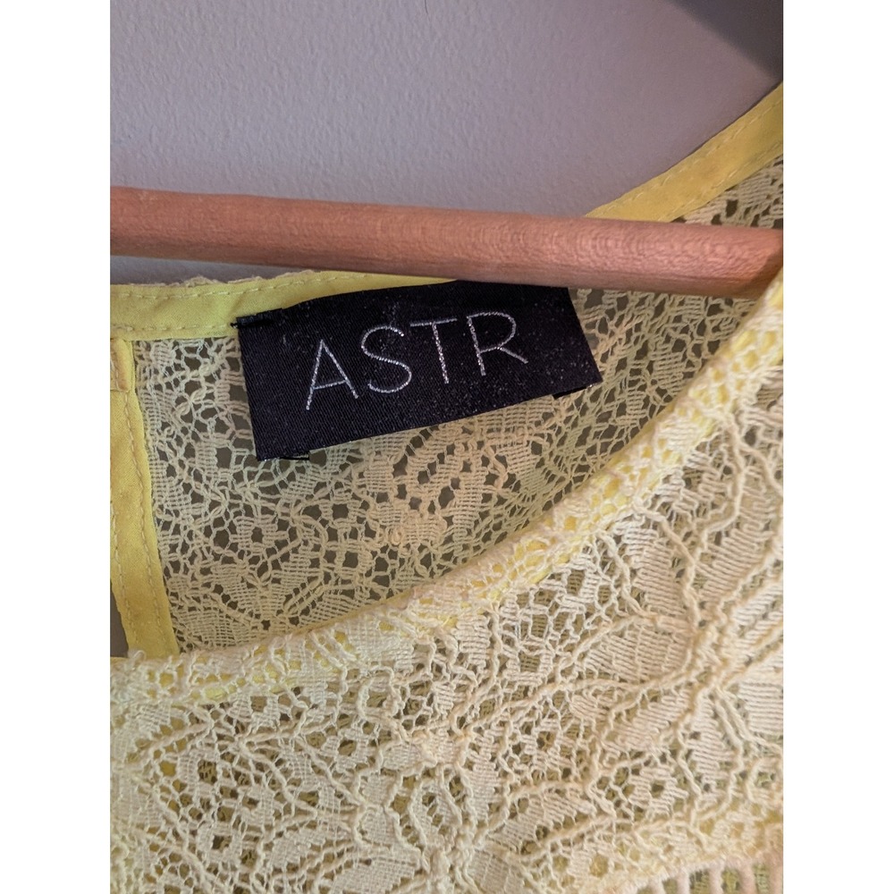 ASTR the Label Open Knit Yellow Floral Lace Sleeveless Top Keyhole Back Sunny - Picture 4 of 9